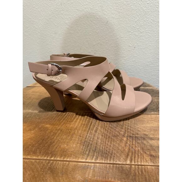 Naturalizer Heels - Picture 2 of 8